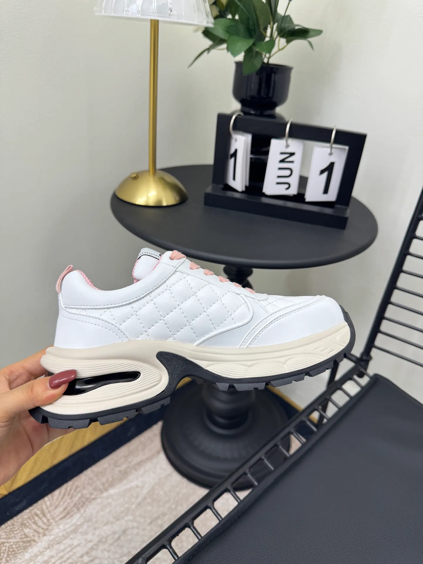 Men's men's shoes P660! Size: 35-41 Chanel 25C new Chanel sports and casual shoes. Versatile white shoes. You can’t go wrong with the styles. The contrasting colors are full of vitality. The logo embossed on the side is very delicate on the feet. The upper is made of original customized materials. The original outsole.